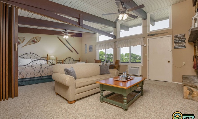 Mount Jackson Condominio | Logan Lodge (Unit #135) | Ski/MTB/Golf | Ski slope & Resort valley views | Vaulted ceilings!