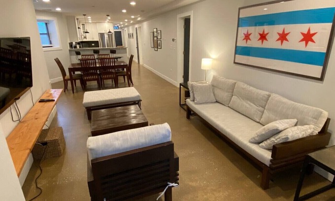 Logan Square Apartamento | Logan Square Oasis with 3 Beds and 2 Baths.