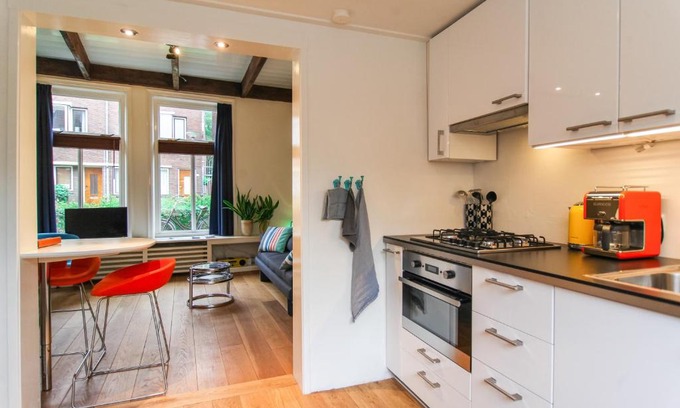 Binnenstad-Oost Apartamento | Loge 10 free parkingspot - shippershouse with kitchen and bar