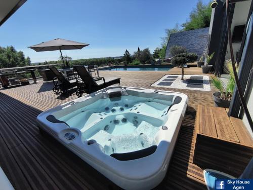 Agen Apartamento | Logement avec Spa Privatif Jacuzzi Grande terrasse sans vis à vis Sky House Agen