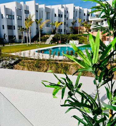 Puerto de la Duquesa Apartamento | Logement moderne et cosy avec piscine, jacuzzi, salle de sport et billard