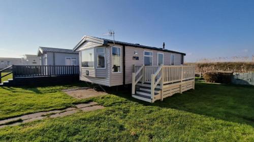 Selsey Complejo | Loire, pet friendly Caravan, West Sands Holiday Park, Selsey