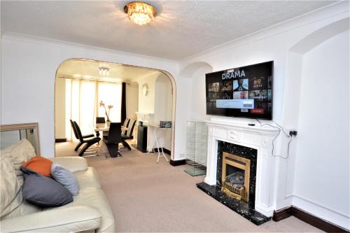 River Casa | London Deluxe 3 Bedroom House with parking space