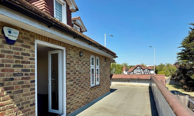 Edgware Apartamento | London Edgware Bright & Cosy 2BR | Balcony