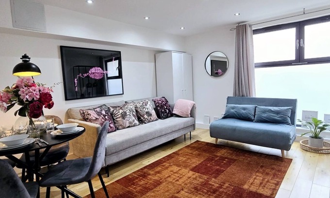 Hackney Casa | London Flat With Free Parking, Private Entrance and Next To Overground Station