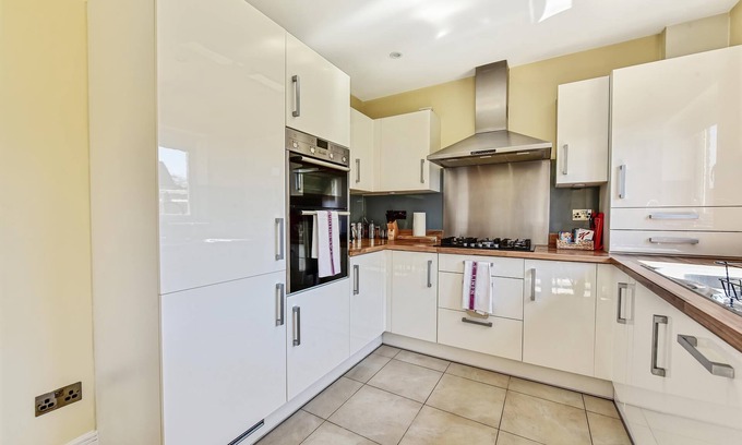 Stanwell Casa | London Heathrow Living Holywell Serviced House C - 4 bedrooms - 9 beds