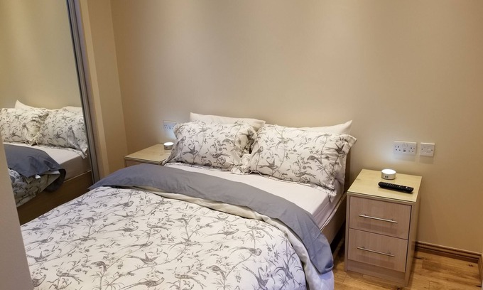 Clayhall Apartamento | London Luxury 1 bed Flat 1 min Walk to Redbridge Tube Station, Parking, Aircon
