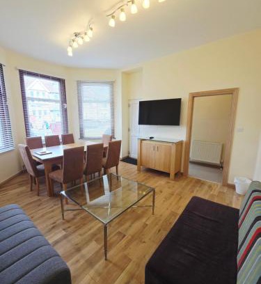 Valentines Apartamento | London Luxury 3 bedroom flat, free parking, garden, sleeps x10, Close to Tube