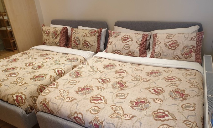 Clayhall Apartamento | London Luxury Apartment Sleeps 4, 1 Min from Redbridge Station