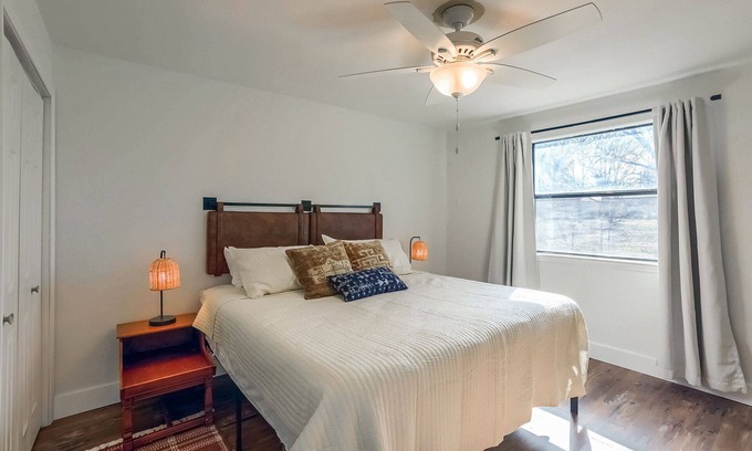 Johnson City Casa | Lone Star Lokal Guest House - Downtown Near Wineries!