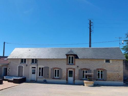 Moulins-sur-Yevre Casa | Longère cosy chic près de Bourges avec piscine, clim, WiFi et parking - FR-1-586-42