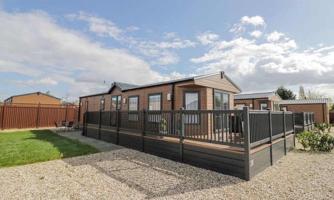 Evesham Cabaña | LONG ACRES LODGE, family friendly, with a garden in Evesham