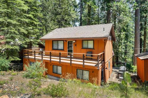 Long Barn Casa | Long Barn Cabin with 2 Decks Near Skiing!