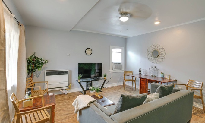 Harbor Apartamento | Long Beach Apt w/ Patio ~ 3 Mi to Beaches!