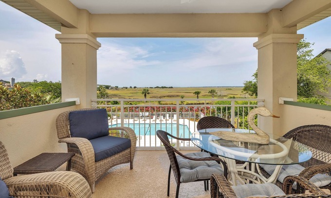 St. Simons Island Condominio | Long distance marsh views and community pool.