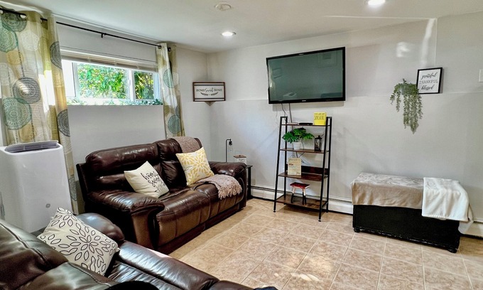 Brentwood Apartamento | Long Island Family Sized Cozy Apartment w/ Large backyard