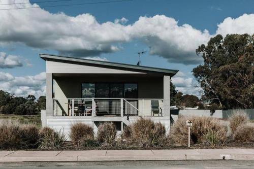 Murray Bridge Casa | Long Island Retreat - Pelican