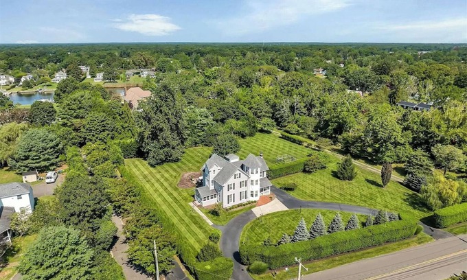 Center Moriches Casa | Long Island waterfront beauty sleeps up to 12, just minutes from Great South Bay