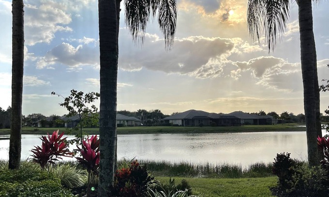 Biggar Condominio | Long lake sunset views