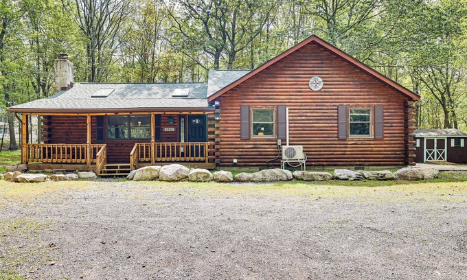 Long Pond Cabina | Long Pond Log Cabin w/Hot Tub Soaks & Outdoor Fun