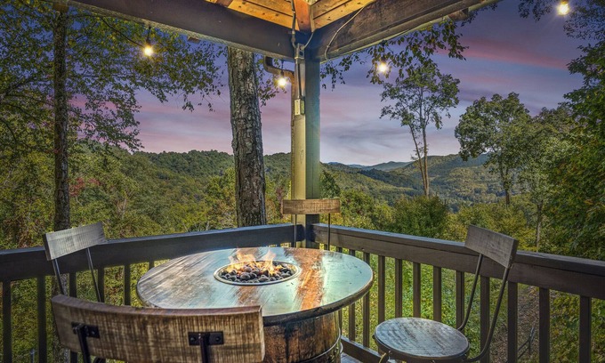 Maggie Valley Casa | Long- & Short-Range Views/King Beds/Fireplace/Fire Table/Game Room