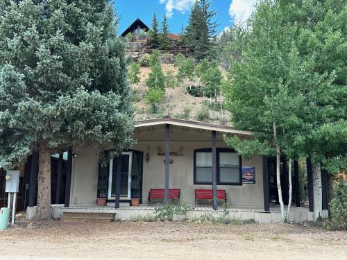 Red River Casa | Long Shot Cabin