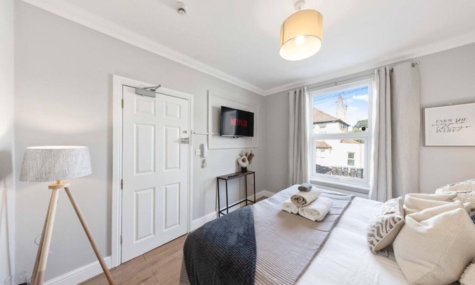 Gravesend Apartamento | Long Stay Ready | King Bed | Kitchen | WiFi | Town