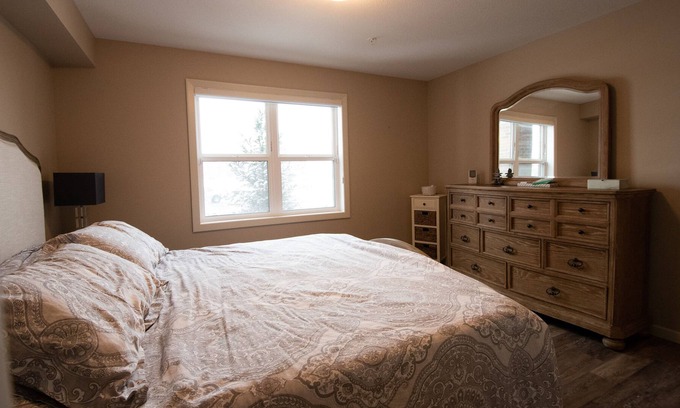 Airdrie Condominio | A largo plazo - totalmente amueblado, amplio alquiler de 2 dormitorios.
