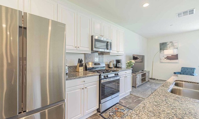 Lancaster Casa | Long Term Stay-Retreat｜Fenced Backyard｜Dedicate Workspace｜Pet Friendly #41589