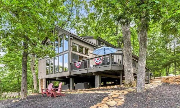 Wright City Chalet De Esquí | Longhorn Lakeside Chalet w/ Hot Tub by StayLage