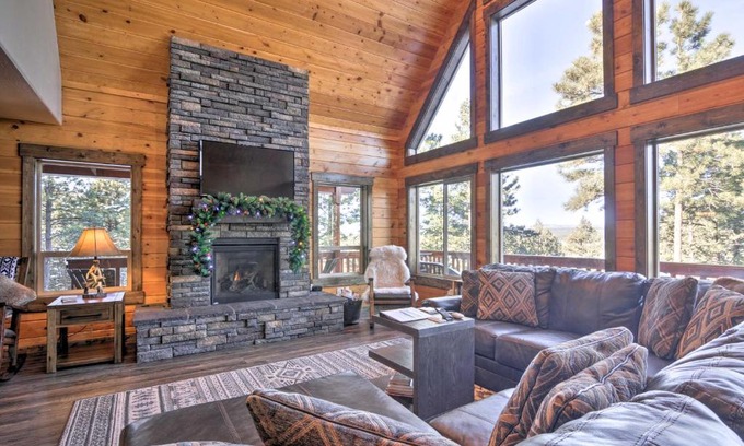 Mammoth Creek Casa | Longview Lodge with Furnished Deck and Fire Pit!