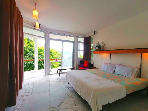 Romblon Island Hotel | Lonos Circle Ocean View Room