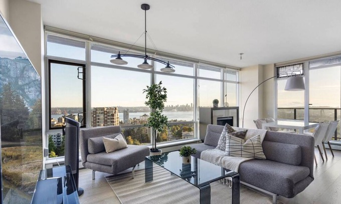 Central Lonsdale Apartamento | Lonsdale Quay Flat in North Vancouver