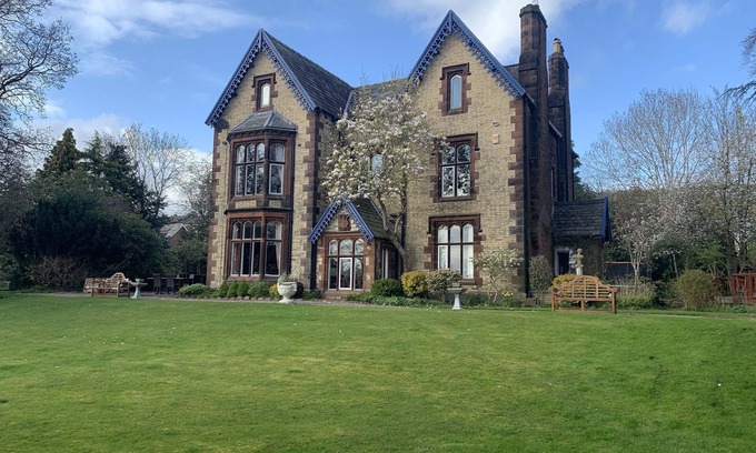 Penrith Casa | LONSDALE VILLA RETREAT, pet friendly, with hot tub in Penrith