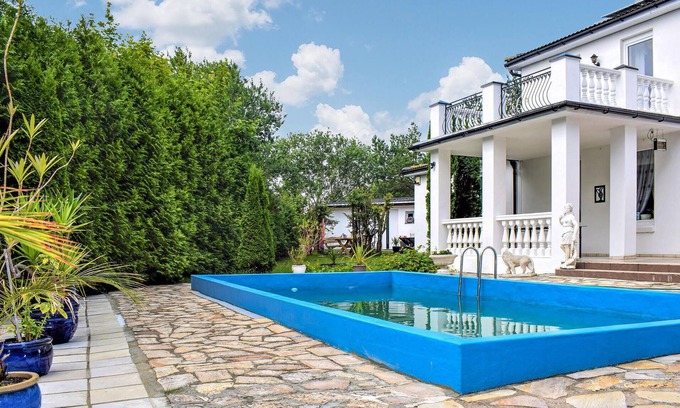 Ustka Casa | Look forward to a wonderful family vacation in this spacious vacation home with shared outdoor pool