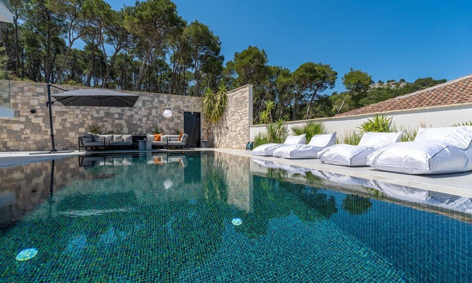 Tkon Casa | Look forward to this dreamlike villa with sea view, which leaves nothing to be desired!