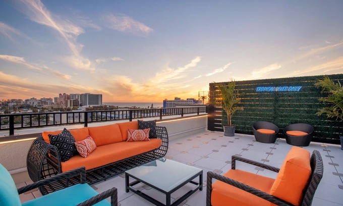 Clearwater Beach Hotel | Look No Further! 3 Comfortable Units, Pool, Short Walk From Clearwater Beach