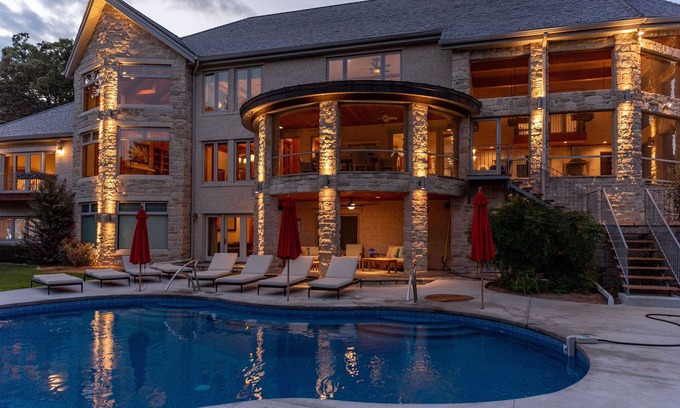 Blue Eye Casa | Look no further for your own private oasis on Table Rock Lake!