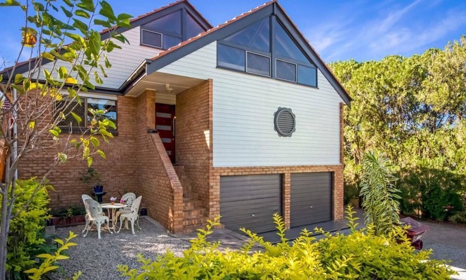 Indooroopilly Casa | Look no further than this charming 2BR loft in the heart of Indooroopilly.