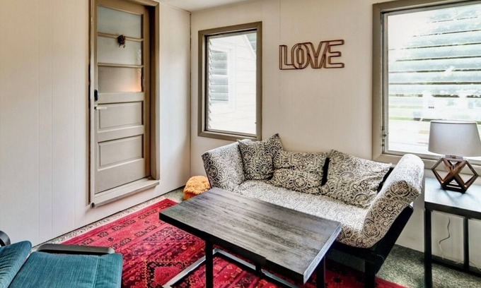 Verona Apartamento | Look out at the treetops at the cozy Paoli Nest. Near Epic Systems and Madison.