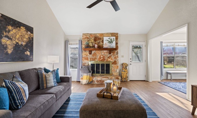 Georgetown Casa | Lookin' and Feelin' Good in Georgetown - Long stays / Pets / Office