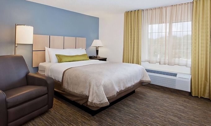 Southfield Hotel | Looking For a Place to Relax? 2 Peaceful Rooms w/ Kitchen, Free Parking!