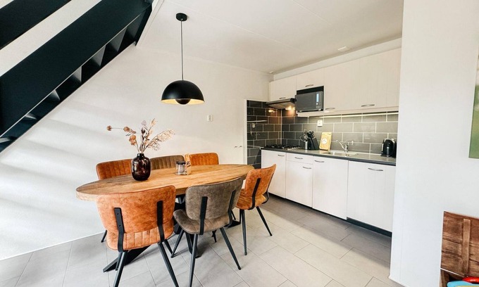 Norg Casa | Looking for the perfect family holiday bungalow? Look no further than our 6-person child-friendly bungalow at Norgerberg in Drenthe. Enjoy the sunshine and fresh forest air while your children play and explore in nature.
