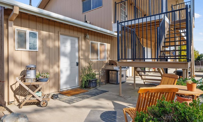Tulare Casa | Lookout Landing! Loft Porch