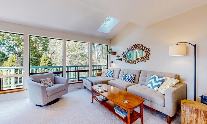 The Bowl of Edmonds Casa | Lookout Lodge