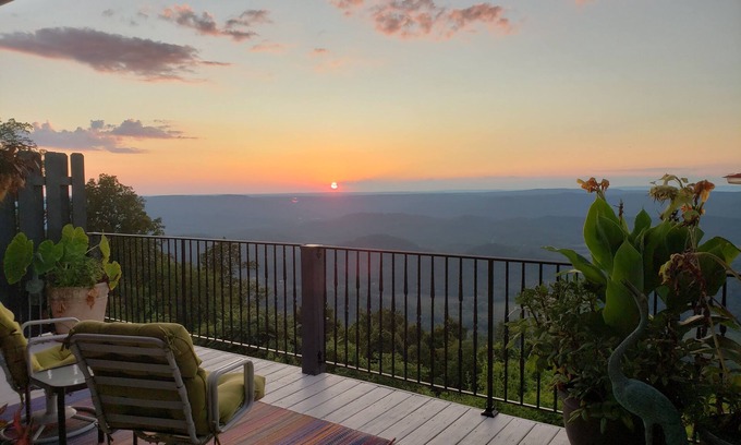 Lookout Mountain Casa | Mirador de la montaña de la frente de la casa. Terraza grande al atardecer, jacuzzi cubierto, porche con mosquitero.