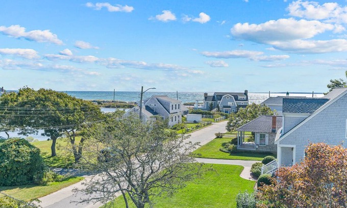 Falmouth Heights Casa | Lookout Point | Gorgeous 3 BDR Cape Cod Home Steps from Beach!