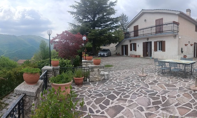 Jenne Villa | MIRA EL VALLE DE ANENE FRENTE A LAS MONTAÑAS DE SIMBRUINI