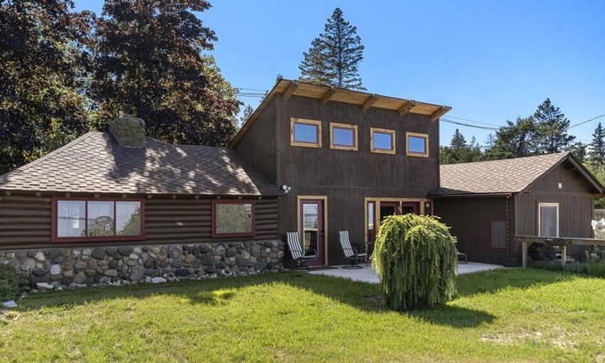 Cheboygan Cabina | Loons Lodge - Lake Huron, sandy beach, sleeps 8