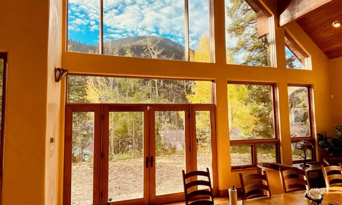 Taos Ski Valley Casa | Lorelei's Black Diamond Lodge